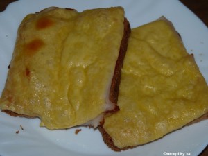 Zapečený tmavý toast so šunkou a syrom